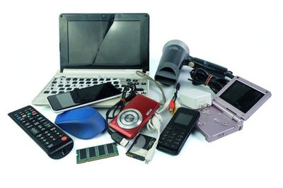 在白色背景、重用和回收概念上使用的损坏或旧电子产品